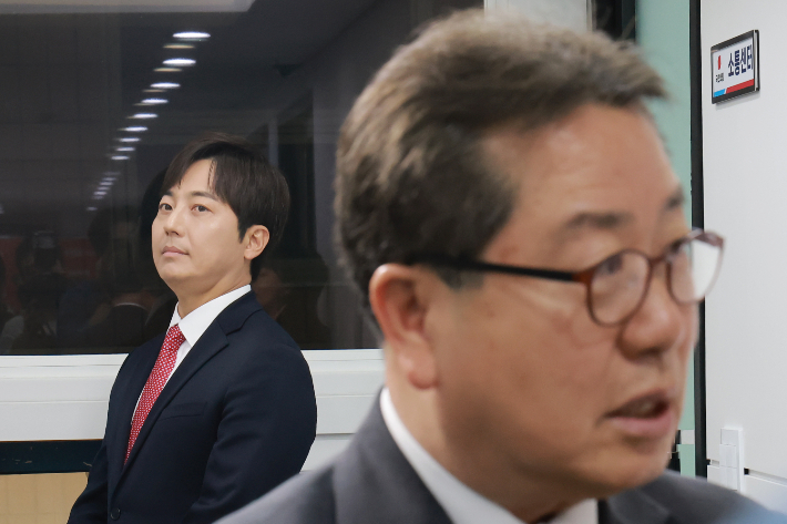 국민의힘 경기도지사 후보로 추가 접수한 조광한 최고위원(오른쪽)이 17일 서울 영등포구 여의도 국민의힘 중앙당사에서 열린 광역단체장 후보 면접에 참석하며 취재진 질문에 답하고 있다. 왼쪽은 경기도지사 후보로 추가 접수한 이성배 전 MBC 아나운서. 연합뉴스