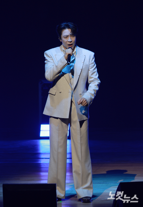 뮤지컬 배우이자 트로트 가수인 에녹이 무대에서 열창하고 있다. 이상록 기자