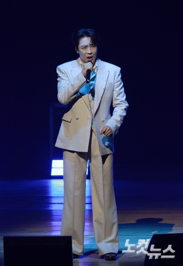 뮤지컬 배우이자 트로트 가수인 에녹이 무대에서 열창하고 있다. 이상록 기자
