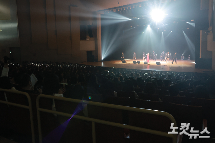 객석을 가득 메운 관객들. 이상록 기자