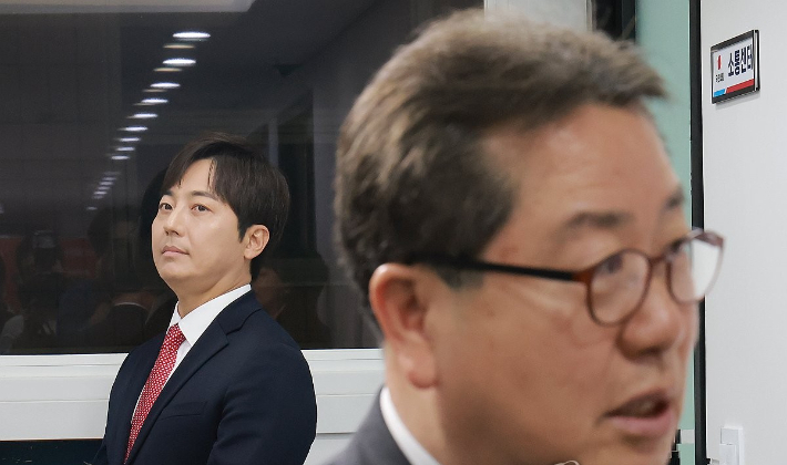 국민의힘 경기도지사 후보로 추가 접수한 조광한 최고위원(오른쪽)이 17일 서울 영등포구 여의도 국민의힘 중앙당사에서 열린 광역단체장 후보 면접에 참석하며 취재진 질문에 답하고 있다. 왼쪽은 경기도지사 후보로 추가 접수한 이성배 전 MBC 아나운서. 연합뉴스