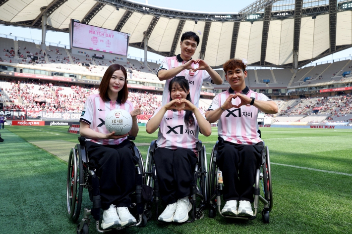 서울월드컵경기장에서 18일 열린 '하나은행 K리그1 2026' 8라운드 FC서울과 대전하나시티즌 경기에 앞서 2026 밀라노·코르티나 동계패럴림픽 메달리스트들이 기념촬영을 하고 있다. (왼쪽부터)백혜진, 김윤지, 이용석, (뒷줄)이제혁. 프로-스펙스 제공