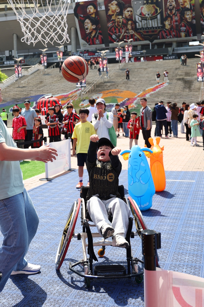 서울월드컵경기장에서 18일 열린 '패럴림피언과 함께하는 장애인스포츠 페스티벌' 장애인스포츠 체험행사에서 어린이 참가자가 휠체어농구 종목을 체험하고 있다. 프로-스펙스 제공