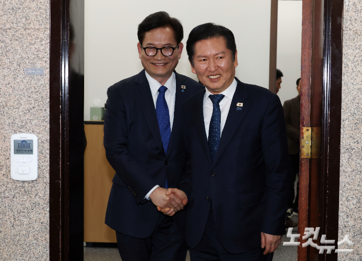 더불어민주당 정청래 대표(오른쪽)와 복당한 송영길 전 대표가 지난달 5일 국회 당대표실에서 면담 후 악수하고 있다. 황진환 기자