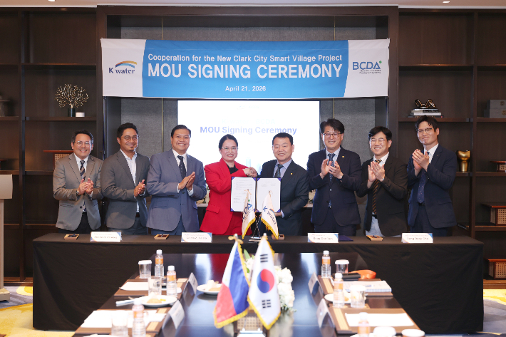 윤석대 수자원공사 사장(오른쪽 네번째)과 필리핀 기지전환개발청 관계자 등이 협약 체결 후 기념촬영을 하고 있다. 수자원공사 제공