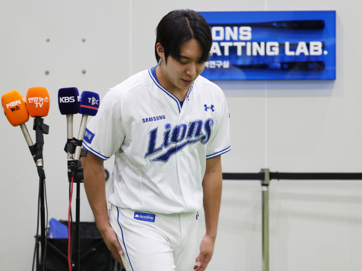 21일 오후 대구 삼성 라이온즈 파크에서 삼성 라이온즈 투수 원태인이 지난 19일 열린 LG 트윈스와 경기 당시 자신이 격한 감정을 표출한 것과 관련해 사과의 뜻을 밝히며 고개를 숙이고 있다. 연합뉴스 