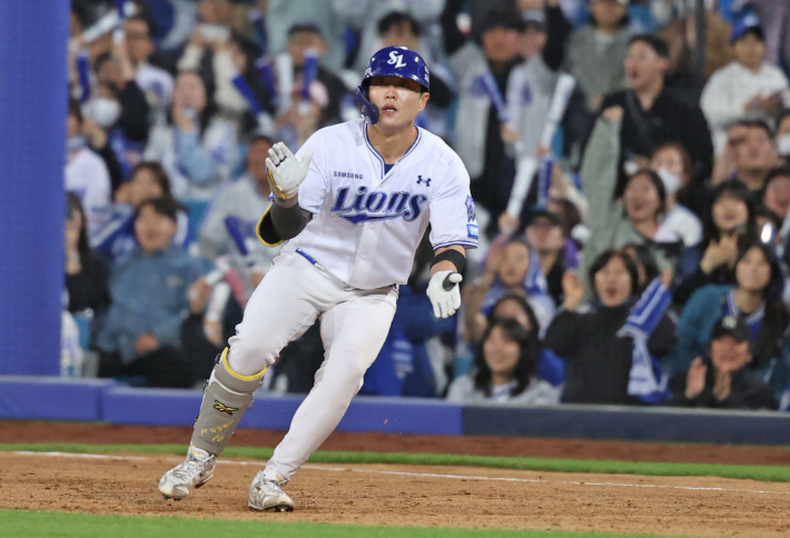 삼성 류지혁이 21일 SSG와 홈 경기에서 5회말 1타점 적시타를 때린 뒤 기뻐하고 있다. 삼성 