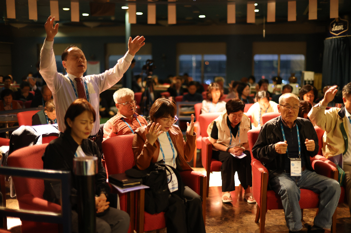 경남CBS 개국 25주년 기념 일본순교지순례 선상부흥회.  경남CBS 일본순교지순례단 제공