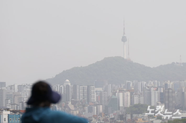서울 마포구 하늘공원에서 바라본 도심이 뿌옇게 보이고 있다. 황진환 기자