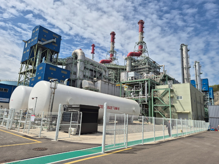 여수산단 내 금호석유화학 제2 에너지 공장에 구축된 CCUS 설비 전경. 두 개의 흰 색 저장 탱크는 굴뚝 배기가스에서 탄소만 포집해 만든 순도 99%의 액화탄소를 공업용과 식음료용으로 각 100톤씩 저장해 놓는 탱크다. 금호석유화학 제공 