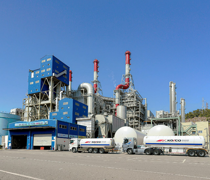 21일 금호석유화학 CCUS 사업장에서 만들어진 액화탄소가 판매처로 가기 위해 저장탱크에서 탱크로리로 주입 작업 중인 모습. 금호석유화학 제공