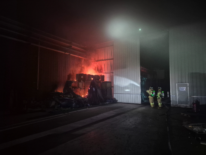 공장 화재 진화 모습. 서산소방서 제공