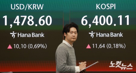 코스피가 장 초반 상승해 사상 첫 6400선을 돌파한 가운데 22일 오전 서울 중구 하나은행 딜링룸에 지수가 표시돼 있다.