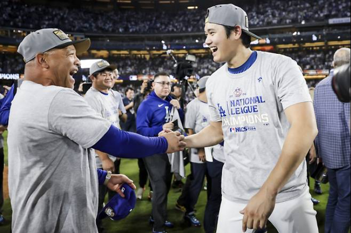 2024년 월드 시리즈 우승 뒤 기뻐하는 다저스 로버스 감독(왼쪽)과 오타니 쇼헤이. 연합뉴스 