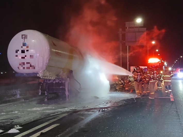 트레일러에서 난 불을 끄는 중인 소방관들. 전북소방본부 제공