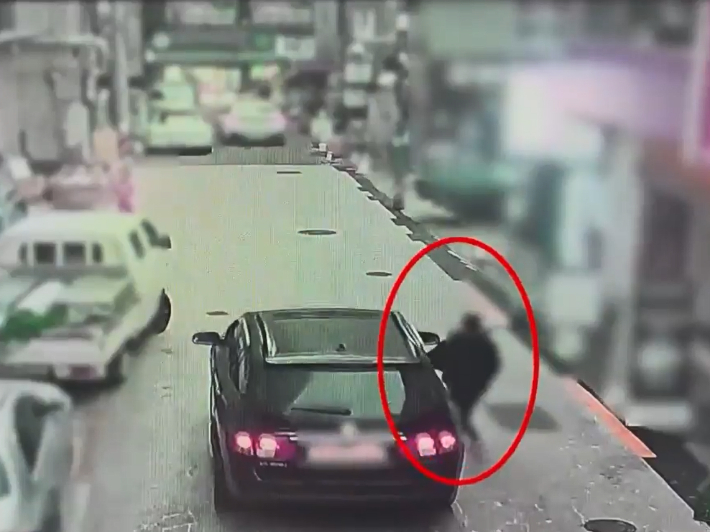 부산 부산진구 부전동의 한 도로에서 A씨가 운행 중인 차량에 팔을 고의로 접촉하는 모습. 부산경찰청 제공