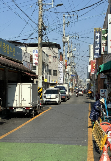경주시 성동동 일대 전신주에 통신선과 전력선이 복잡하게 얽혀 도시 미관을 헤치고 있다. 경주시 제공