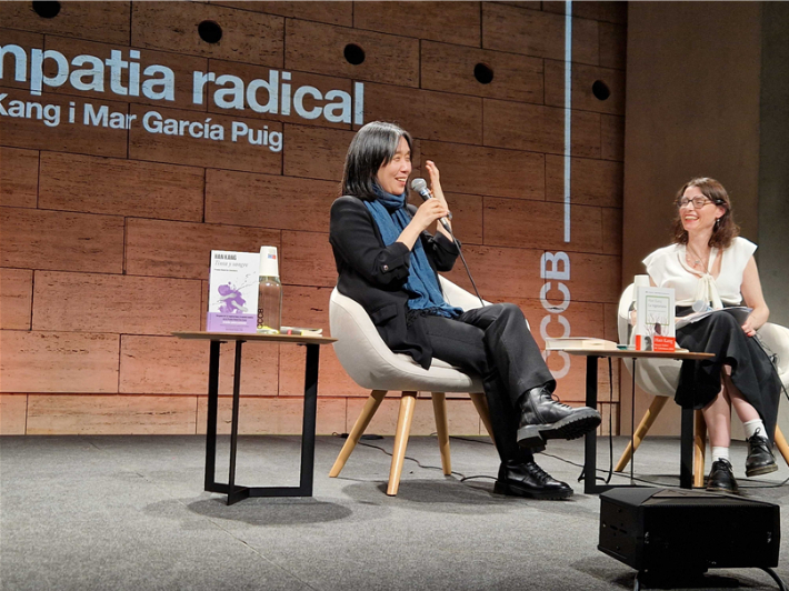 21일(현지시간) 스페인 바르셀로나 현대문화센터에서 열린 '바람이 분다, 가라' 스페인어판 출간 기념 '한강 작가와의 만남'에서 스페인 작가 마르 가르시아 푸이그와 함께 대담을 진행하고 있다. 주스페인한국문화원 제공