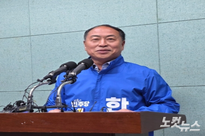 한득수 민주당 임실군수 예비후보가 22일 전북도의회에서 기자회견을 하고 있다. 최명국 기자