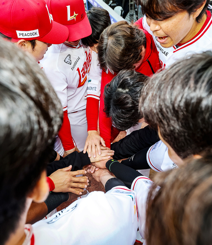 지난 16일 두산전에서 SSG 선수들이 화이팅을 외치는 모습. SSG 제공