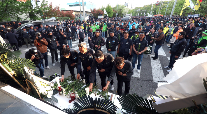 21일 오후 경남 진주시 정촌면 BGF로지스 진주센터 일대에 마련된 화물연대 사망 조합원 임시 분향소에 조문 행렬이 이어지고 있다. 연합뉴스