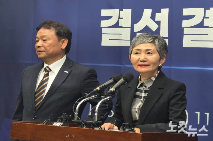 박영자 민주당 선거관리위원장이 22일 전북도의회에서 기초단체장 결선 결과를 발표하고 있다. 최명국 기자