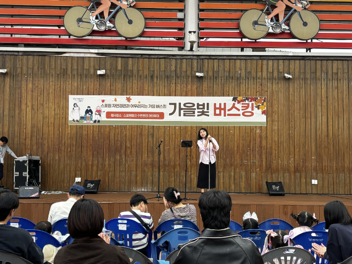 지난해 가을 버스킹 공연 모습. 부산시설공단 제공