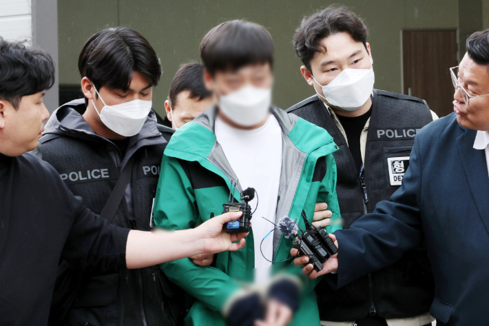 페인트 제거 작업을 하면서 화기를 사용해 냉동창고에 불을 낸 혐의를 받고 있는 이주노동자 A씨가 지난 14일 오후 전남 해남군 광주지방법원 해남지원에서 열린 구속 전 피의자 심문(영장실질심사)을 마친 뒤 법정 밖으로 나오고 있다. 연합뉴스