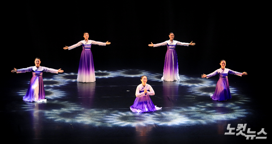 김성자 외 4명(광주평강교회 가우디움워십)이 예수가에 맞춰 무용을 선보이고 있다. 한세민 기자