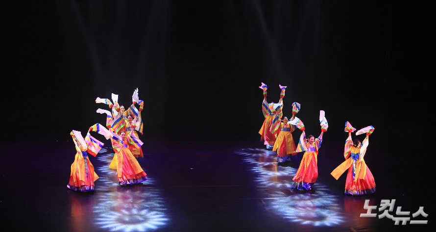 김성덕 외 7명 이 화관무를 펼치고 있다, 한세민 기자