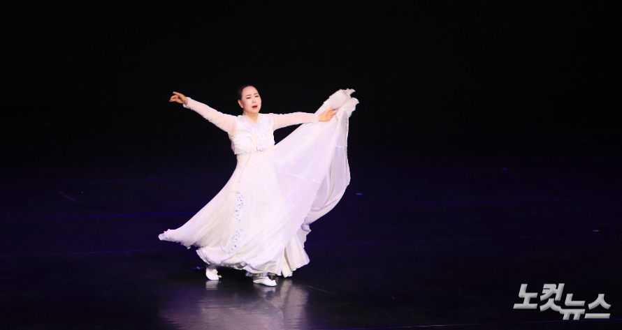 양나나 원장이 예수사랑가 독무를 펼치고 있다. 한세민 기자