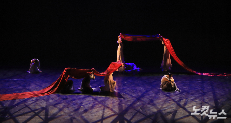 팬데믹이 남긴 상흔, '몸의 기도'로 치유하다