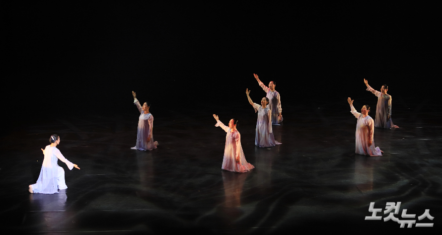 고호심 외 6명이 '임재' 곡에 맞춰 회복을 표현하고 있다. 한세민 기자