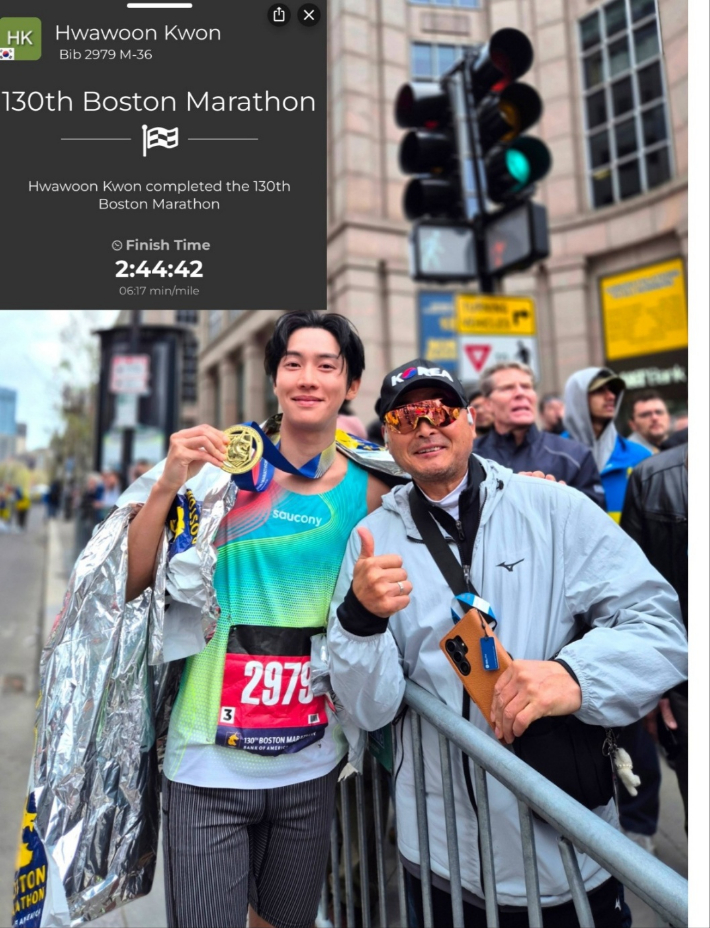 이봉주(사진 오른쪽)와 배우 권화운. 사진 맨 위 왼쪽은 권화운의 기록지. 홍보법인 동서남북 제공 