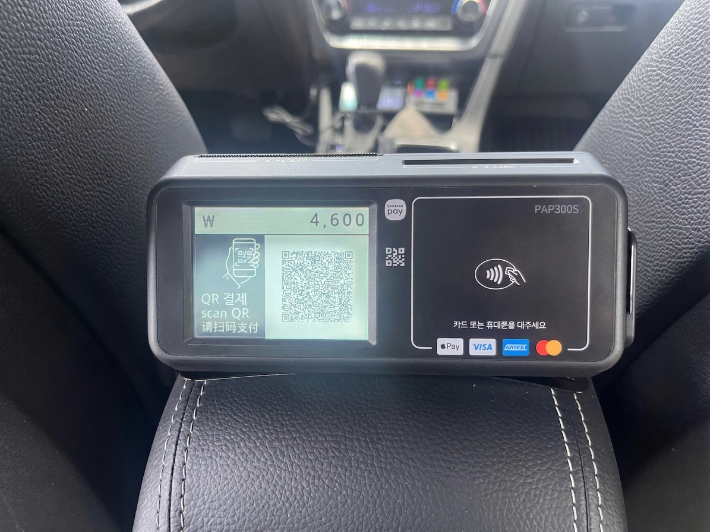 택시 뒷좌석 결제단말기. 강릉시 제공