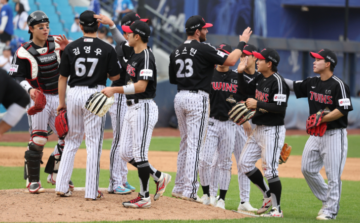 지난 19일 대구 삼성라이온즈파크에서 열린 2026 신한 SOL뱅크 KBO리그 LG 트윈스와 삼성 라이온즈 경기에서 LG가 5:0으로 승리한 뒤 LG 선수들이 기뻐하고 있다. 연합뉴스