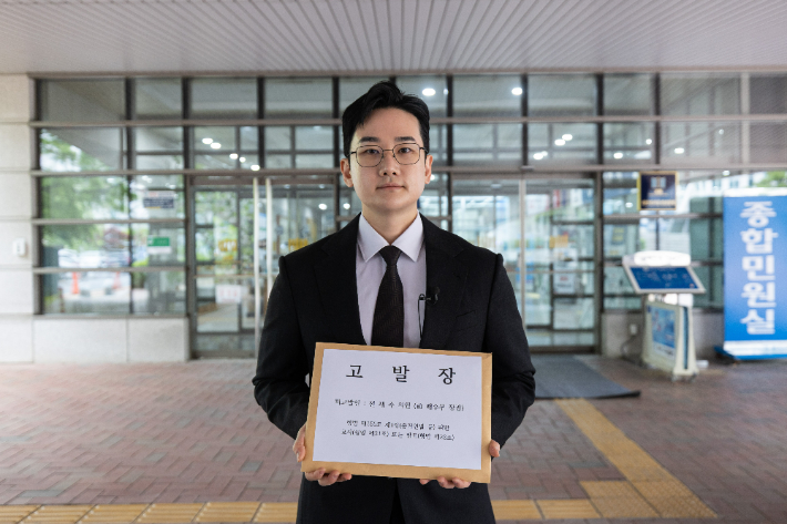 개혁신당 정이한 부산시장 후보가 22일 오전, 더불어민주당 전재수 부산시장 후보를 증거인멸 교사 혐의로 검찰에 고발했다. 정이한 개혁신당 부산시장 후보 선대위 제공