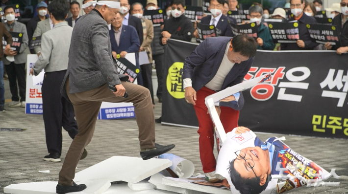 안호영 의원의 지지자들이 더불어민주당을 향해 전북도지사 후보 결정 취소와 이원택 후보의 윤리재감찰을 요구하며 정청래 당대표와 문정복 최고위원의 사진이 그려진 박스를 부수는 퍼포먼스를 하고 있다. 심동훈 기자