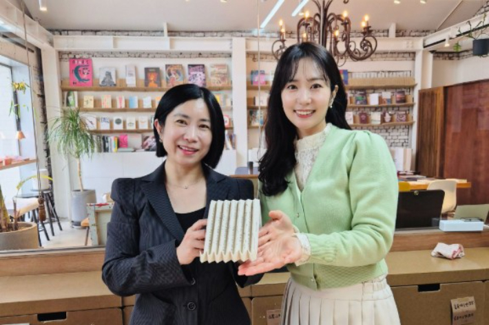 좌측부터 그레이프랩 김민양 대표와 정주희 기후캐스터. 그래이프랩 제공