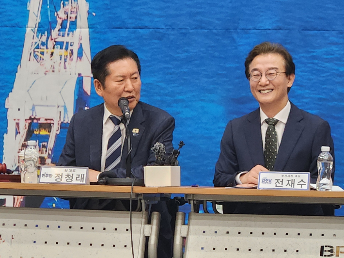 지난 15일 부산에서 열린 더불어민주당 최고위원회 회의에 참석한 정청래 민주당 대표(왼쪽)과 전재수 민주당 부산시장 후보. 정혜린 기자