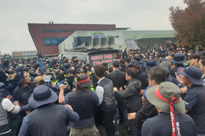 지난 20일 노조 측 차량이 CU진주물류센터로 진입하려는 상황. 연합뉴스