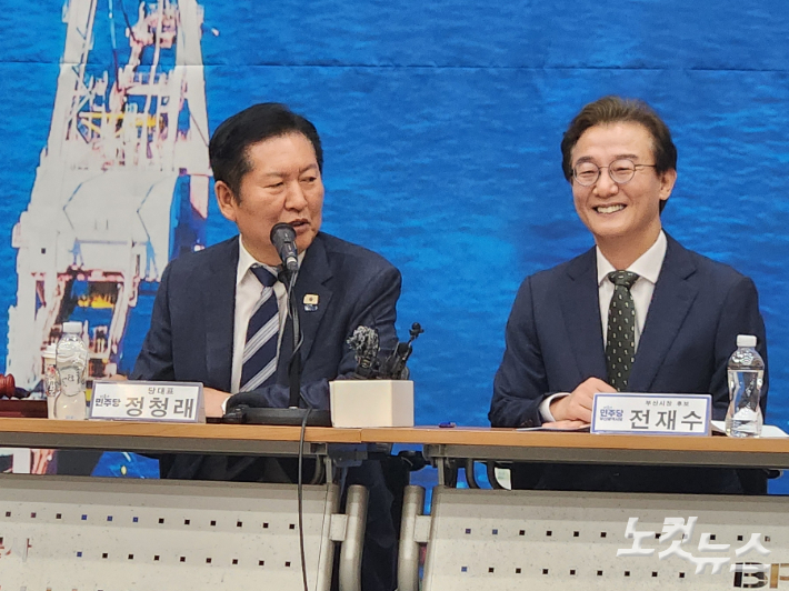 지난 15일 부산에서 열린 더불어민주당 최고위원회 회의에 참석한 정청래 민주당 대표(왼쪽)과 전재수 민주당 부산시장 후보. 정혜린 기자