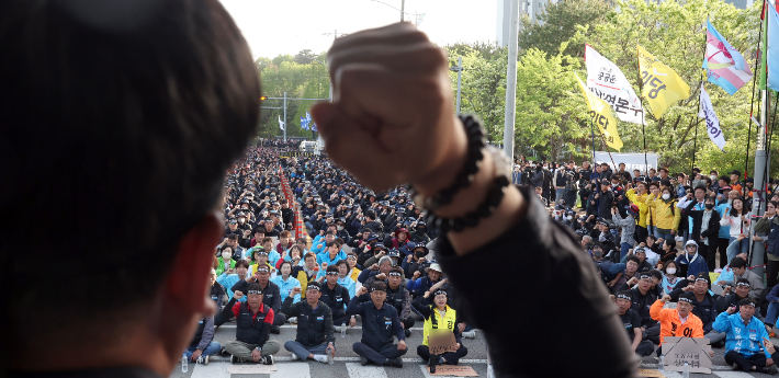 21일 오후 경남 진주시 정촌면 BGF로지스 진주센터 일대 조합원 임시 분향소에서 열린 '화물연대 사망 조합원 진상규명 및 책임자 처벌 촉구 결의대회'에서 참석자들이 구호를 외치고 있다. 연합뉴스