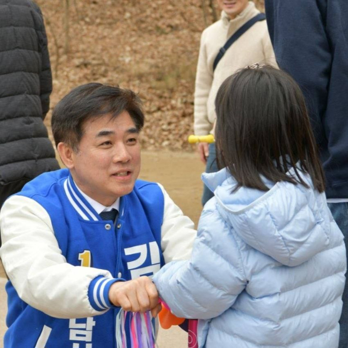 더불어민주당 김병욱 성남시장 후보가 아이들과 인사를 나누고 있다. 김병욱 측 제공