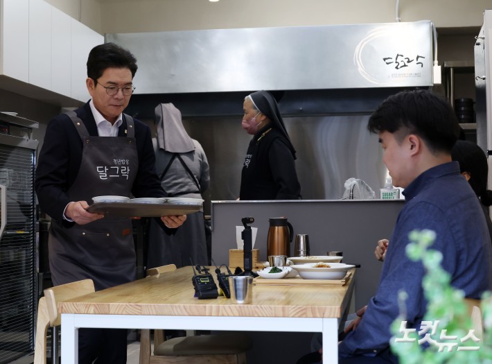 음식 나르는 정원호 후보