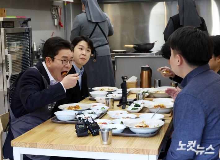 직장인들과 점심식사 하는 정원오