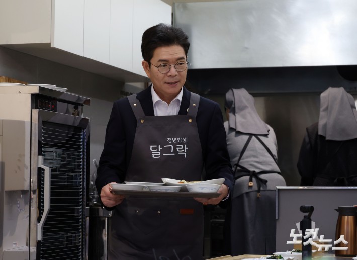 앞치마 두르고 음식 나르는 정원오 후보