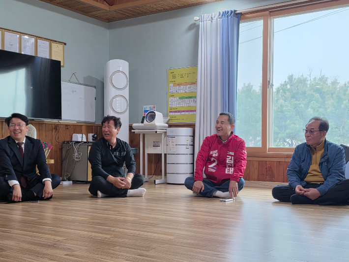 국민의힘 김진태 강원특별자치도지사 후보가 22일 현장 밀착형 행보인 '회관일기'의 다섯 번째 여정을 양양군 손양면 수산리어촌마을회관에서 이어갔다. 김 후보 측 제공 