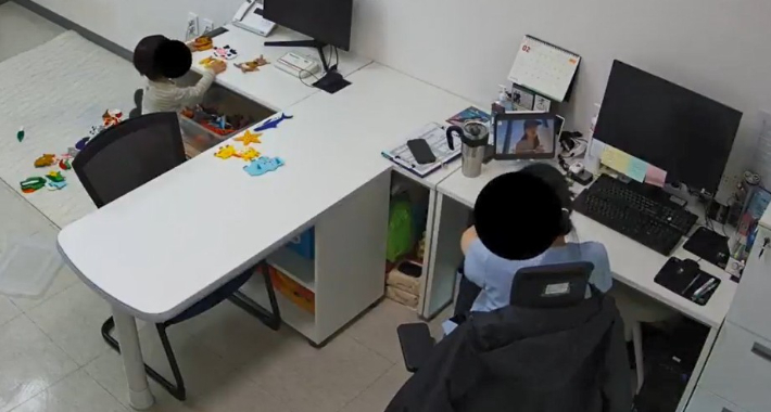 문제가 된 언어치료사가 아동을 앞에 두고 영상을 보는 모습. 부모 제공 영상 캡처