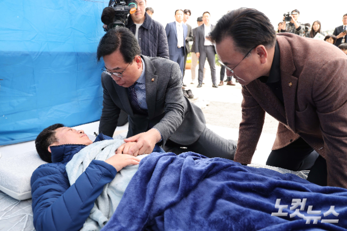 송언석 국민의힘 원내대표가 22일 서울 여의도 본관 앞에서 단식 농성 중인 안호영 더불어민주당 의원을 방문해 대화하고 있다. 윤창원 기자